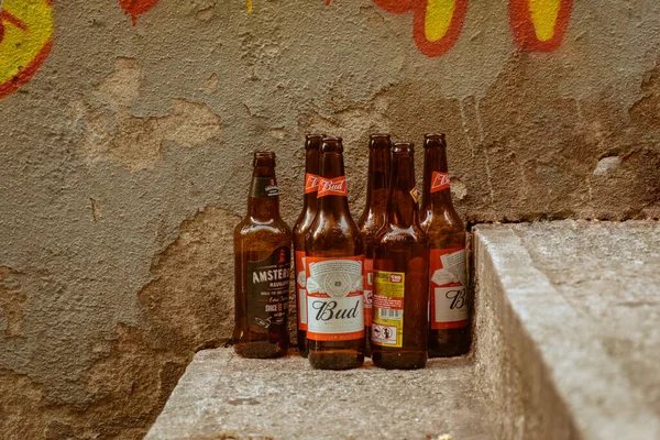 Beber Botellas Dejadas Las Escaleras Calle Vida Indiferente Ciudad —  Fotos de Stock