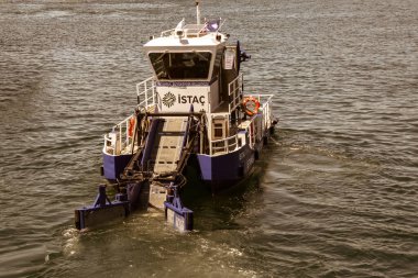 İstanbul / Türkiye - Temmuz 2020: Boğazda çalışan bir deniz yüzeyi temizleme botu, çevre koruma politikaları.