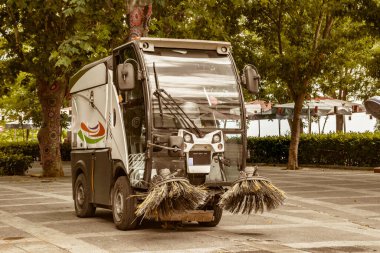 Sokak temizliği ve şehir hayatı için elektrikli süpürge aracı.