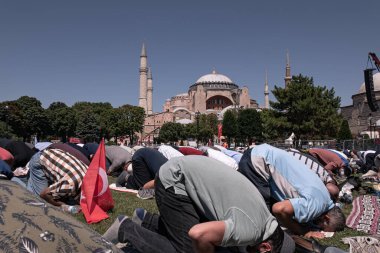Ayasofya kilise / müzesinin cami olarak açılışı ve Türkiye cumhurbaşkanıyla yapılan ilk 'Cuma' duası. Ayasofya Meydanı 'ndaki sokakta, İstanbul / Türkiye - 24 Temmuz 2020: