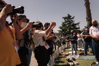 Ayasofya kilise / müzesinin cami olarak açılışı ve ilk 'Cuma' duası. Fotoğraf muhabirleri, cami önünde namaz kılan insanların fotoğraflarını çekiyor - İstanbul / Türkiye - 24 Temmuz 2020