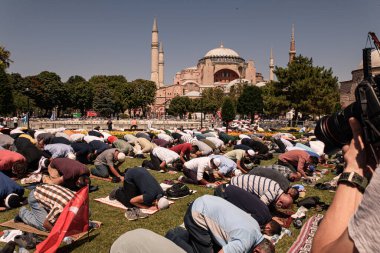 Ayasofya kilise / müzesinin cami olarak açılışı ve Türkiye cumhurbaşkanıyla yapılan ilk 'Cuma' duası. Ayasofya Meydanı 'ndaki sokakta, İstanbul / Türkiye - 24 Temmuz 2020