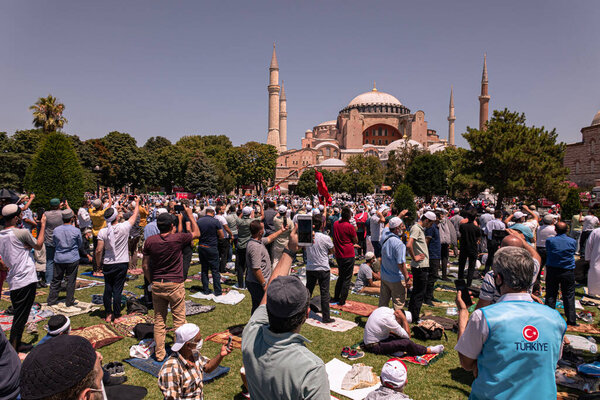Открытие церкви / музея Святой Софии как мечети и первая "пятница" молитва с президентом Турции. Люди молятся на улице на площади Аясофья, на открытом воздухе - Стамбул / Турция - 24 июля 2020