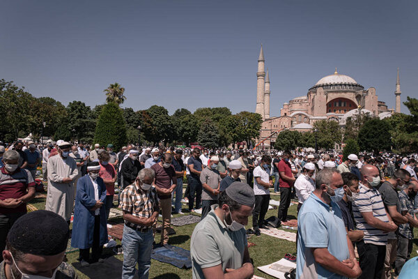 Открытие церкви / музея Святой Софии как мечети и первая "пятница" молитва с президентом Турции. Люди молятся на улице на площади Аясофья, на открытом воздухе - Стамбул / Турция - 24 июля 2020