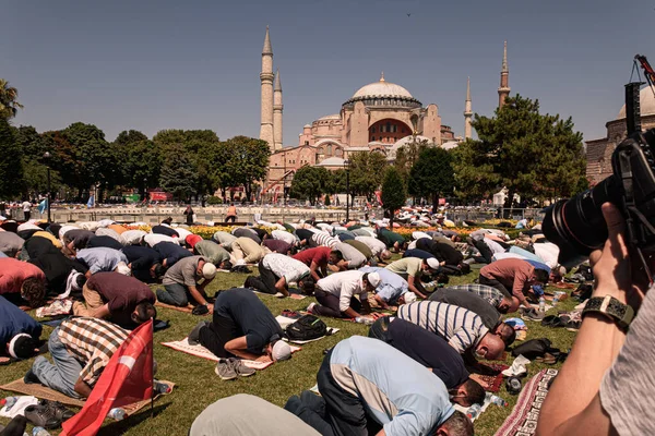 索菲亚海格教堂 博物馆作为一座清真寺开幕 并与土耳其总统举行了第一次 星期五 人们在Ayasofya广场的街上祈祷 伊斯坦布尔 土耳其 2020年7月24日 — 图库照片#