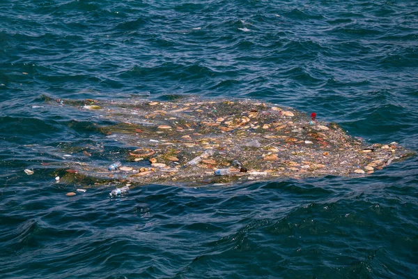 Metropolis 'teki deniz kirliliğinin yakın görüntüsü, deniz yüzeyindeki medeniyet atıkları.. 