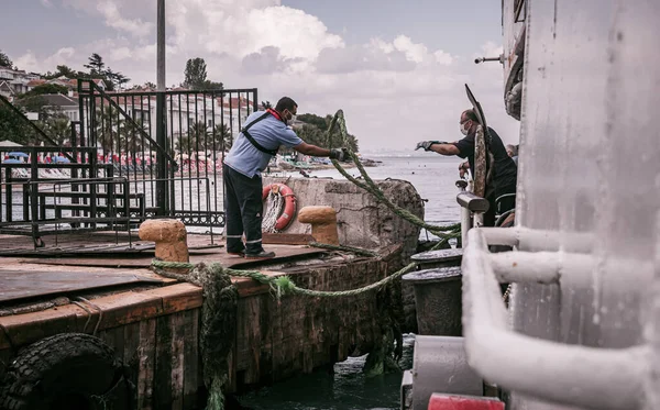 İstanbul 'da bir kenar yolcu gemisinin rıhtımına yanaşma ve yanaşma anı.