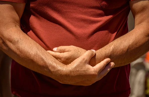 Bir müslümanın dua ettiği aşırı yakın çekim sahnesi, sadece eller..