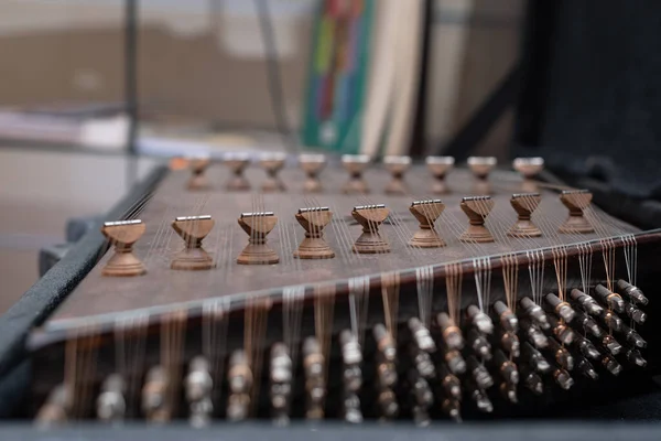 Santur 'a yakın çekim, İran geleneksel müzik aleti.