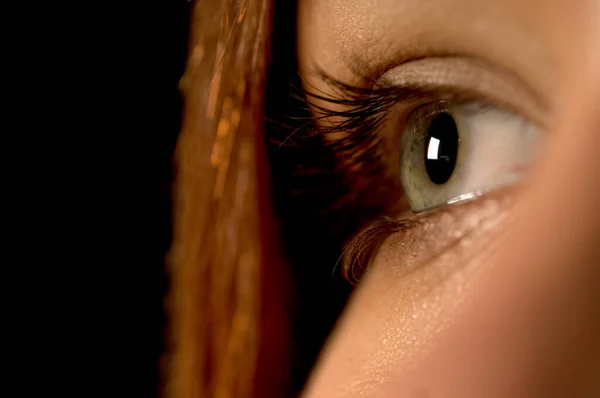 En närbild av en kvinnas öga — Stockfoto