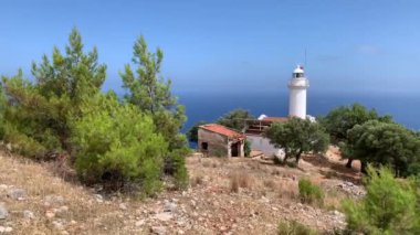 Antalya Türkiye 'deki ünlü Gelidonia (Gelidonya) Deniz feneri zeytin ve çam ağaçlarıyla çevrili. Arka planda Akdeniz ve adalar. 4k stok video. 
