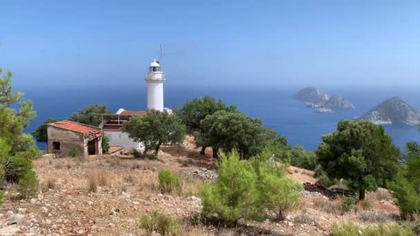 有名なゲリドニア ゲリドニア アンタルヤの灯台オリーブと松の木に囲まれてトルコ 地中海と島を背景に 4Kストックビデオ — ストック動画