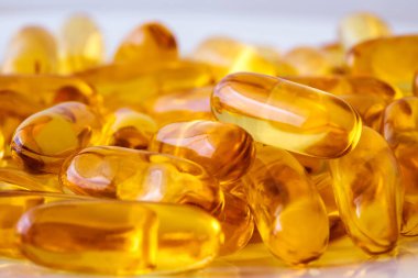 D vitamini ve Omega 3 balık yağı kapsülleri ek iyi beyin, kalp ve sağlık yarar yemek için kapatın