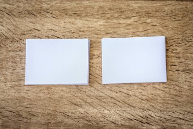 mockup boş beyaz kartvizit ahşap zemin, iş marka tasarımı için şablon üzerine istifleme