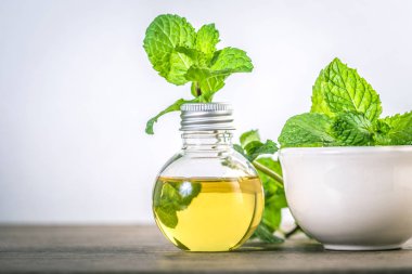 Masadaki nane şekeri ve taze nane yaprağından elde edilen Aroma yağı.