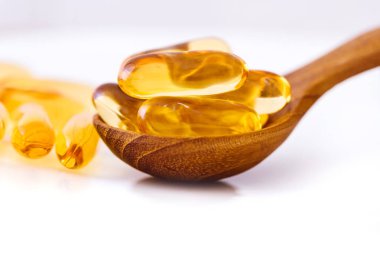 D vitamini ve Omega 3 balık yağı kapsülleri ek iyi beyin, kalp ve sağlık yarar yemek için kapatın