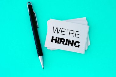 yazılı metin iş fırsatları canlı mavi arka plan üzerinde iş işe alım insan kaynakları kavramı zerafet kalem ile beyaz kartvizit istifleme 