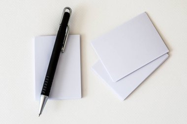 Beyaz Kağıt arka plan, iş marka kimlik tasarımı için şablon üzerinde zerafet kalemiyle mockup boş beyaz iş kart istifleme