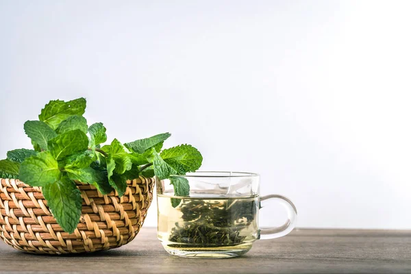 Cierre Taza Vidrio Menta Con Hojas Menta Fresca Verde Relajación —  Fotos de Stock