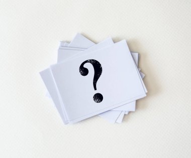 Beyaz Kağıt arka plan, sorular ve cevaplar veya Q&A üzerinde yazılı soru işareti simgesi olan beyaz kartvizit istifleme konsept tasarımı