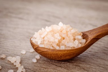 Kahverengi organik Himalaya kaya tuzu spa kadar sağlıklı spa gevşeme kavramı kapatın