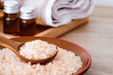 Masayı üzerinde sağlıklı spa gevşeme kavramı kahverengi organik Himalaya kaya tuzu spa ve tarçın esans koku kapatın
