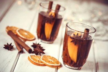Yılbaşı partisinin gece vakti şarap ve sonbahar ve kış için Noel içeceği.