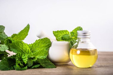 Masadaki nane şekeri ve taze nane yaprağından elde edilen Aroma yağı.