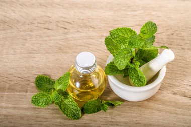 Masadaki nane şekeri ve taze nane yaprağından elde edilen Aroma yağı.