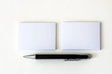 Beyaz Kağıt arka plan, iş marka kimlik tasarımı için şablon üzerinde zerafet kalemiyle mockup boş beyaz iş kart istifleme