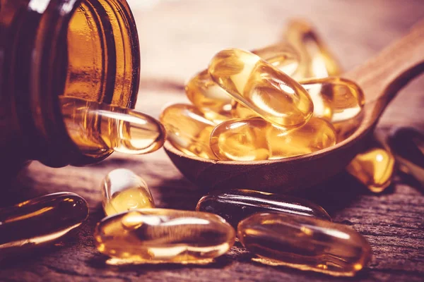 Närbild Vitamin Och Omega Fiskolja Kapslar Tillägg Träplatta För God — Stockfoto