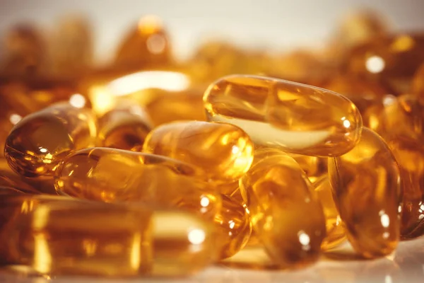 Närbild Vitamin Och Omega Fiskolja Kapslar Tillägg För Bra Hjärna — Stockfoto