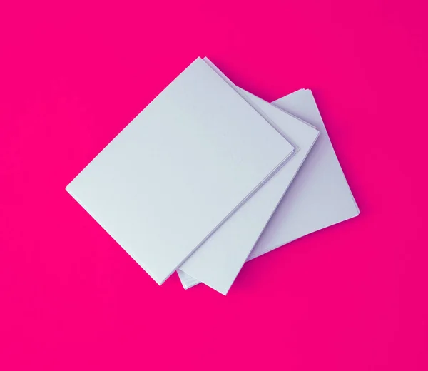 Empilhamento Mockup Vazio Cartão Visita Branco Fundo Rosa Vibrante Modelo — Fotografia de Stock