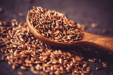 Tahta kaşık keten tohumu, yükseklik fiber besin ve anti inflamatuar omega-3 yağ asitleri ile süper yiyecek kadar yakın