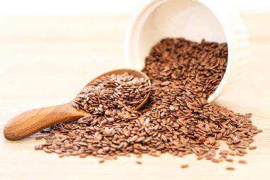 Tahta kaşık keten tohumu, yükseklik fiber besin ve anti inflamatuar omega-3 yağ asitleri ile süper yiyecek kadar yakın