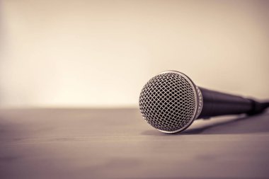 Mikrofonu masaya kapatın. Seminer sınıfında konuşma yapmaya hazırlanan konuşmacı veya öğretmen konsepti.