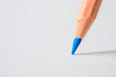 Mavi renk kalem, yaratıcı renkli fikir kavramı baş yukarı kapatın