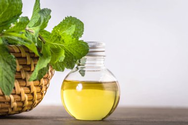 Masadaki nane şekeri ve taze nane yaprağından elde edilen Aroma yağı.