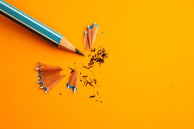 sarı turuncu zemin, yaratıcı yenilik fikir sembolü kavramı üzerine kalem mavi