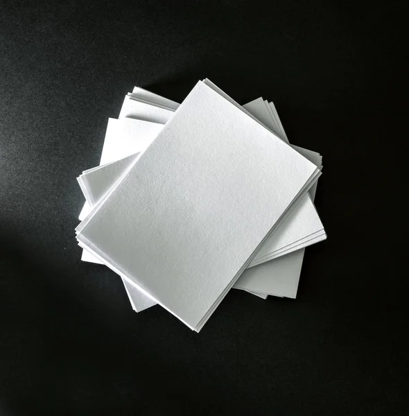 Impilamento Mockup Vuoto Biglietto Visita Bianco Sfondo Carta Nera Modello — Foto Stock
