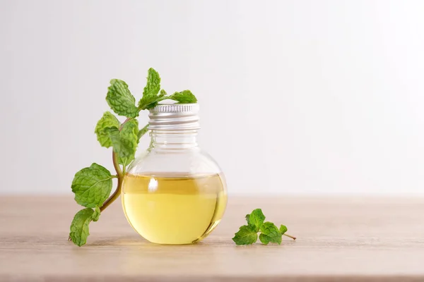 Aroma Minyak Esensial Dari Peppermint Dalam Botol Atas Meja Dengan — Stok Foto