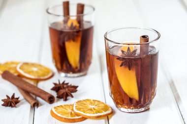 Yeni yıl partisi ve lezzetli Noel içki gece kutlama sonbahar ve kış sezonu için mulled şarap