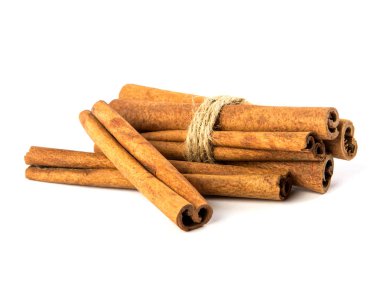 Beyaz arka plan üzerinde izole kahverengi tarçın kapatın 