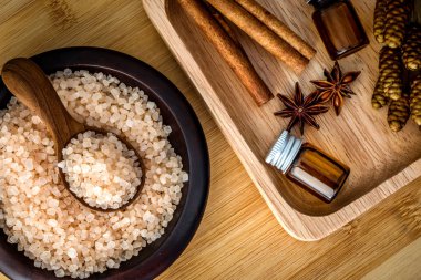 Tablo, sağlıklı spa gevşeme kavramı, üstten görünüm veya havai çekim ayarla kahverengi organik Himalaya kaya tuzu spa ve tarçın esans koku kapatın