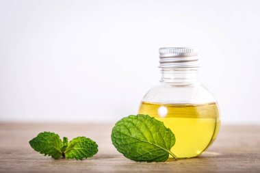 Masadaki nane şekeri ve taze nane yaprağından elde edilen Aroma yağı.