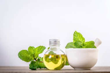 Masadaki nane şekeri ve taze nane yaprağından elde edilen Aroma yağı.