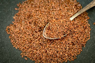 Siyah taş, superfood zengin omega 3 ile kalp sağlıklı gıda metal kaşık keten tohumu kapatın