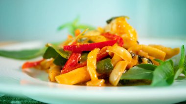 baharatlı karıştırılmış mantar ve karides konseptiyle kırmızı köri ve reyhan, Asya baharatlı geleneksel Tay yemekleri yemek, Asya yemek yemek tarifi