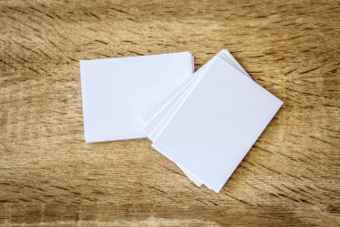 mockup boş beyaz iş kartı ahşap arka plan arka plan, iş marka tasarımı için şablon üzerinde istifleme
