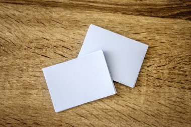 mockup boş beyaz iş kartı ahşap arka plan arka plan, iş marka tasarımı için şablon üzerinde istifleme